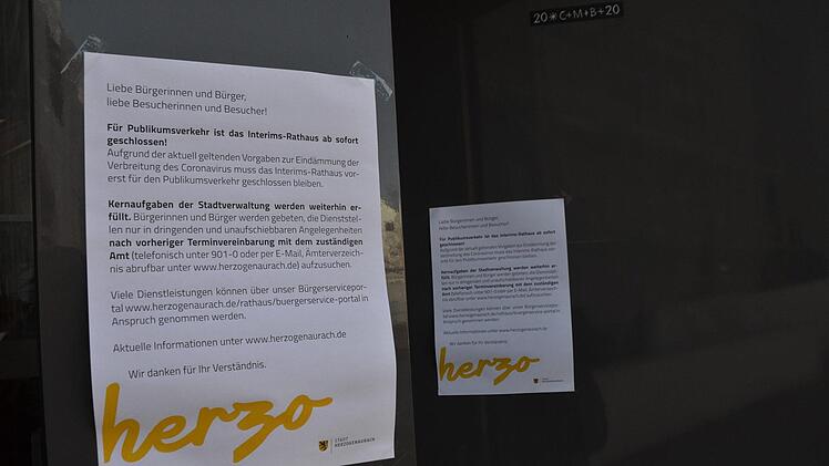 Hinweis am Rathaus-Eingang