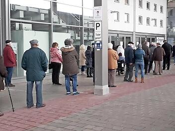 Am Montag staute es sich vor dem Eingang des Impfzentrums in der Forchheimer Straße.