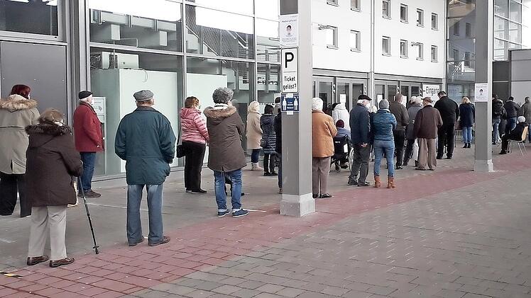 Am Montag staute es sich vor dem Eingang des Impfzentrums in der Forchheimer Straße.