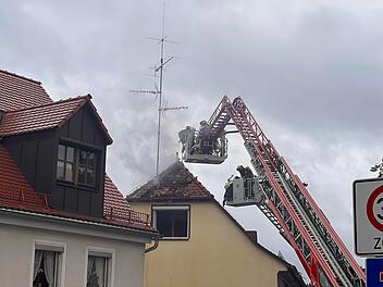 Feuerwehr zu Wohnungsbrand in Dachgeschoss alarmiert Feuerwehr zu Wohnungsbrand in Dachgeschoss alarmiert