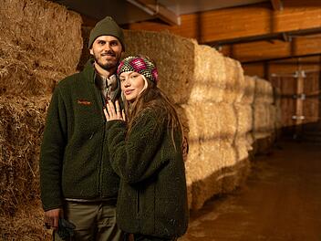 In einer Spezialfolge von "Unser Hof - Mit Cheyenne und Nino" blicken Nino Sifkovits und Cheyenne Ochsenknecht auf ihr Jahr 2025 zur&uuml;ck.