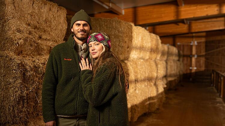 In einer Spezialfolge von "Unser Hof - Mit Cheyenne und Nino" blicken Nino Sifkovits und Cheyenne Ochsenknecht auf ihr Jahr 2025 zur&uuml;ck.