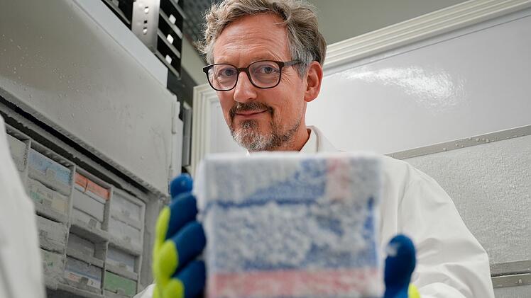 Eckart von Hirschhausen l&auml;sst sich an der Uni Z&uuml;rich tiefgefrorene Stuhlproben zeigen.