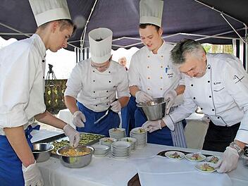 Für Baptist Strohmer (rechts) und seine Mannschaft ist die Bewirtung eine Herausforderung. Fotos: Gerda Völk