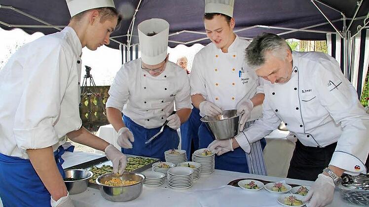 Für Baptist Strohmer (rechts) und seine Mannschaft ist die Bewirtung eine Herausforderung. Fotos: Gerda Völk