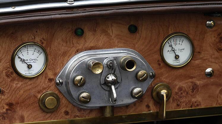 Das Armaturenbrett des 8/25