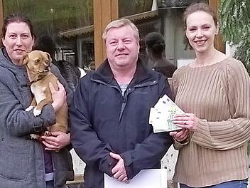 Matthias und Alexandra G&ouml;tz &uuml;bergaben die Spende an Christina Wirsching und Chihuahua-Mischling Peter. Foto: Tierheim