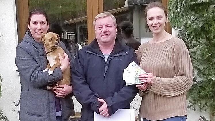 Matthias und Alexandra G&ouml;tz &uuml;bergaben die Spende an Christina Wirsching und Chihuahua-Mischling Peter. Foto: Tierheim