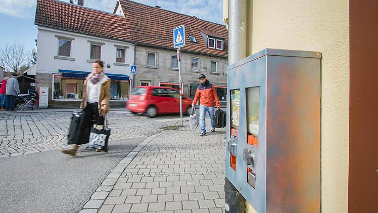 An dem Kaugummiautomaten in der Kronacher Andreas-Limmer-Straße gehen die Passante lieber vorbei, als dass sie stehen bleiben. Foto: Marian Hamacher