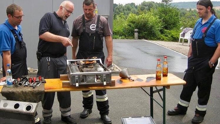 Bei einem Lehrgang "Technischer Helfer am Feldkochherd" haben sich Stangenrother Feuerwehrler weitergebildet. Am Wochenende können sie erstmals ihre Kenntnisse umsetzen. Neben Kesselfleisch werden mit der Feldküche auch Forellen aus der Rhön gegrillt. Foto: Jürgen Gärtner