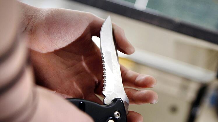 Auf der Bahnstrecke Würzburg - Bamberg hat ein 33-Jähriger andere Reisende mit einem Messer bedroht. Am Bamberger Bahnhof wurde der Mann verhaftet. Symbolfoto: Oliver Berg/dpa