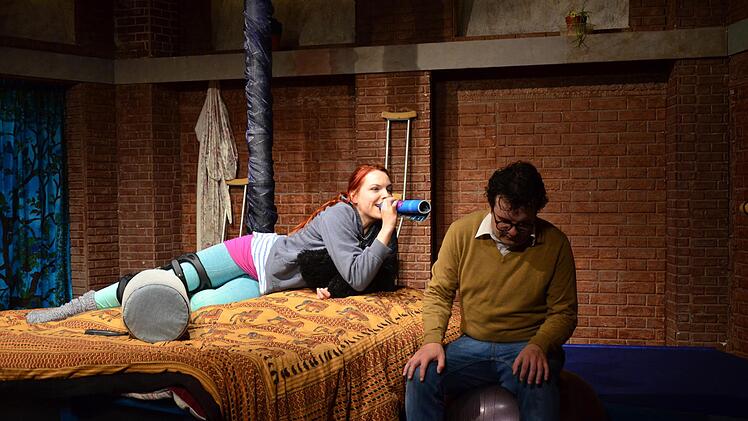Theater Maßbach: Anna Schindlbeck und Georg Schmiechen kommen sich in "Die Tanzstunde" näher.  Foto: Sebastian Worch