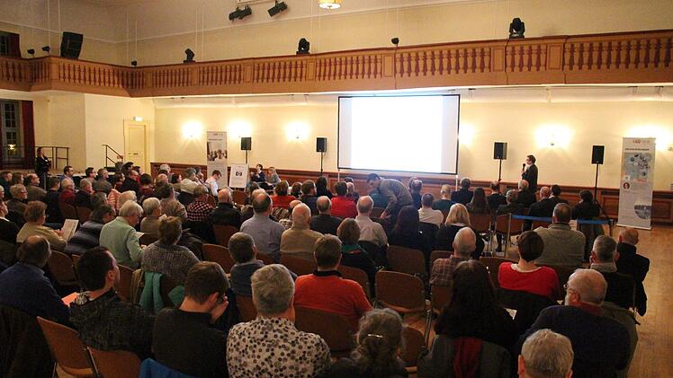 Bei einem "Lokalforum" im Redoutensaal in Erlangen diskutierten Bürger mit Vertretern des Zweckverbands Stadt-Umland-Bahn (StUB) über Varianten der Regnitzquerung. Foto: Christian Bauriedel