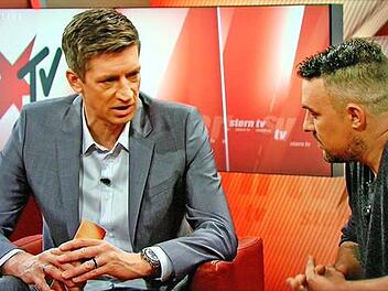 SternTV-Moderator Steffen Hallaschka (links) interviewte in der Sendung am Mittwochabend den Vater der Jungs, Florian P. Screenshot: Jürgen Gärtner