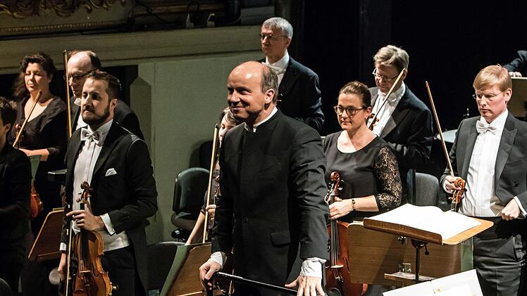 Als Solistin beeindruckte die Bratschistin Zhuo Lu beim Sinfonie des Landestheaters unter der Leitung von Roland Kluttig.Foto: Jochen Berger