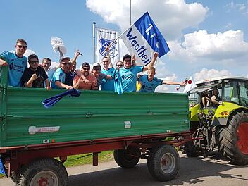 Auf solche Bilder muss man vorerst verzichten: Unsere Szene zeigt feiernde Westheimer Fußballer nach der Meisterschaft in der Kreisliga Rhön im Frühsommer 2019. Foto: privat