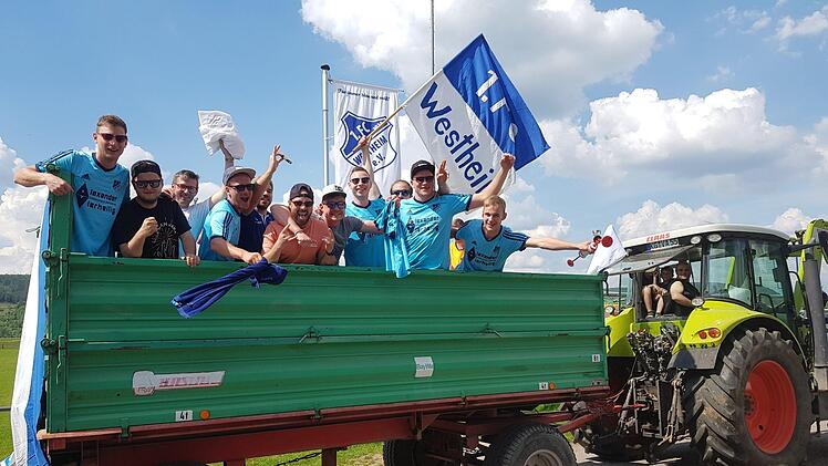 Auf solche Bilder muss man vorerst verzichten: Unsere Szene zeigt feiernde Westheimer Fußballer nach der Meisterschaft in der Kreisliga Rhön im Frühsommer 2019. Foto: privat