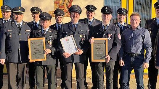 Gruppenbild mit den Geehrten der Feuerwehr Teuschnitz.