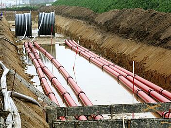 In Raesfeld (Nordrhein-Westfalen) prüft der Stromnetzbetreiber Amprion in einem Pilotprojekt, welche Auswirkungen Erdkabel zum Transport von Strom auf die landwirtschaftlich genutzten Böden haben. Solche Leitungen könnten auch im Landkreis bei der SuedLink-Trasse zum Einsatz kommen. Foto: dpa