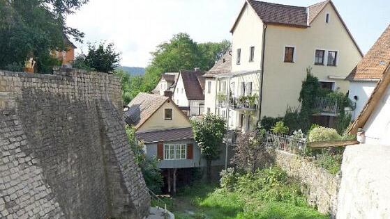 Der Stadtgraben ist nach dem Einsatz der Altstadtfreunde für Bewohner und Gäste wieder erlebbar.