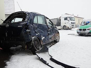 Der Kleinwagen ist komplett beschädigt. Foto: Arkadius Guzy