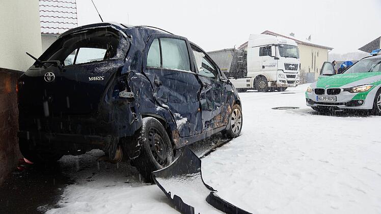 Der Kleinwagen ist komplett beschädigt. Foto: Arkadius Guzy
