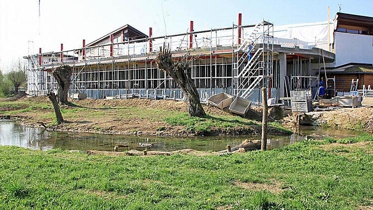 Direkt neben der Lauter entsteht der Anbau des erweiterten Umkleidebereichs, in dem 285 verschließbare Schränke Platz finden werden. Der Thermalbad Zweckverband reagierte damit auf die langen Warteschlangen, die sich im Eingangsbereich immer wieder bildeten, weil erst Badegäste eingelassen werden konnten, wenn andere das Bad verließen und somit Schränke freimachten. Fotos: Matthias Einwag