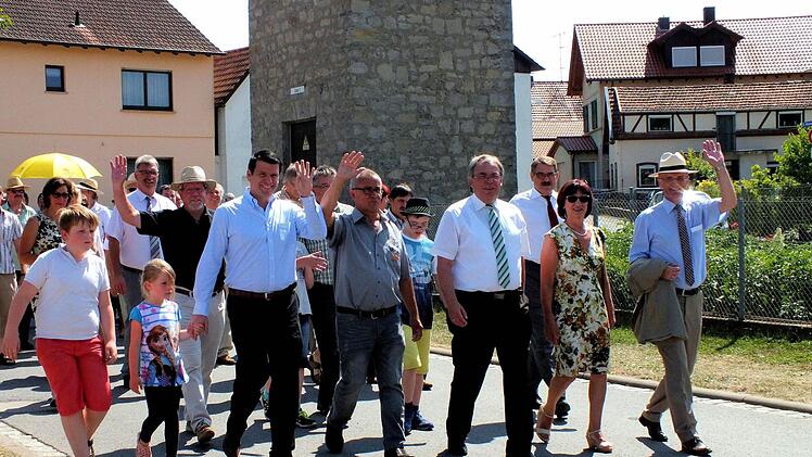 Die Festgäste beim Festzug (von rechts vorne): Landrat Wilhelm Schneider, Bürgermeister Bernhard Ruß mit Gattin sowie Landtagsabgeordneter Steffen Vogel (rechts).