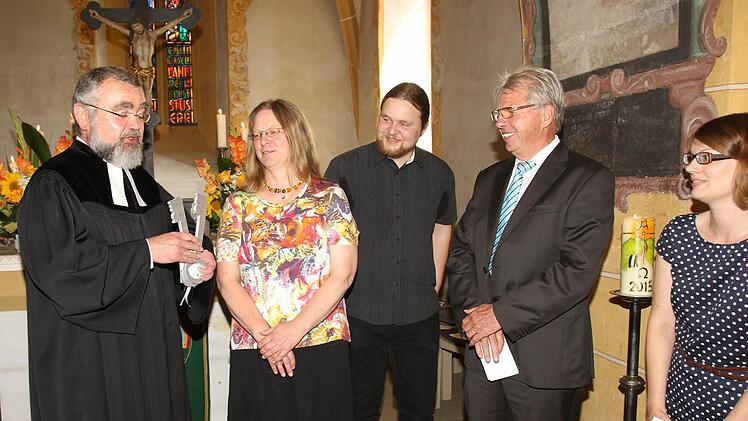 Die Kirchenvorstände aus Großheirath und Rossach freuen sich, dass die Vakanz vorbei ist, und überreichen dem Pfarrer Geschenke (von links): Pfarrer Wolfgang Leikert, Birgit Leikert, Sohn Berengar, Günther Beland, Sabrina Göckel. Foto: Michael Stelzner