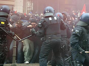 Feindbild Polizei: Bei Demonstrationen kommt es nicht selten zu schweren Ausschreitungen.  Foto: Boris Roessler/dpa