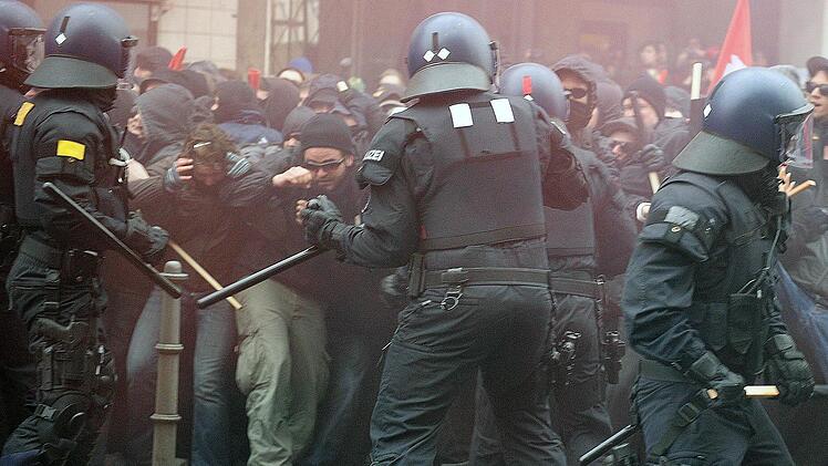 Feindbild Polizei: Bei Demonstrationen kommt es nicht selten zu schweren Ausschreitungen.  Foto: Boris Roessler/dpa