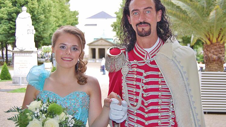 Quellenkönigin Victoria Brath (20) und ihr Fürst Ferenc II. Rakoczy alias Timo Baier Foto: Sigismund von Dobschütz