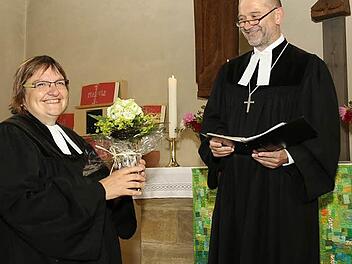 Pfarrerin Anne Salzbrenner wurde als neue stellvertretende Dekanin durch Dekan Johannes Grünwald in ihr neues Amt eingeführt.  Foto: Michael Stelzner