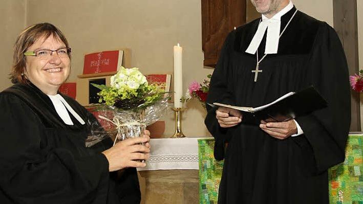 Pfarrerin Anne Salzbrenner wurde als neue stellvertretende Dekanin durch Dekan Johannes Grünwald in ihr neues Amt eingeführt.  Foto: Michael Stelzner