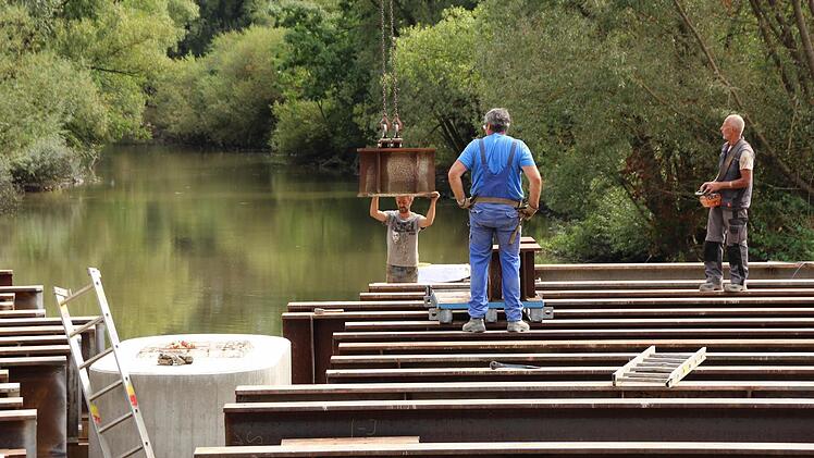 Dieser Tage wird die Unterkonstruktion für die neue Brücke gebaut. Foto: Andreas Dorsch