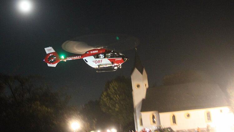 Die Feuerwehr leuchtete das Plateau des Staffelbergs aus, damit der Rettungshubschrauber landen konnte. Foto: Matthias Einwag