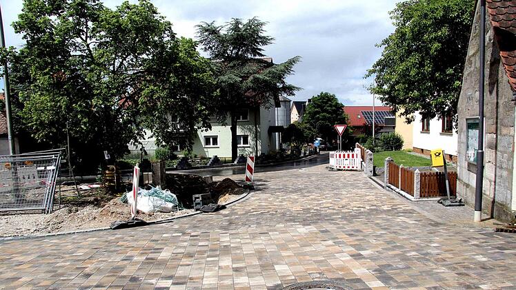 Der Hannberger Dorfplatz ist fertig gepflastert. Fotos: Richard Sänger