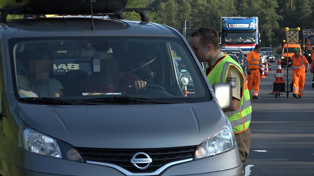 Polizei sieht rot: Bereits mehr als 20 Gaffer herausgezogen - Wohnmobilfahrer kollidiert beim Überholen mit Lastwagen
