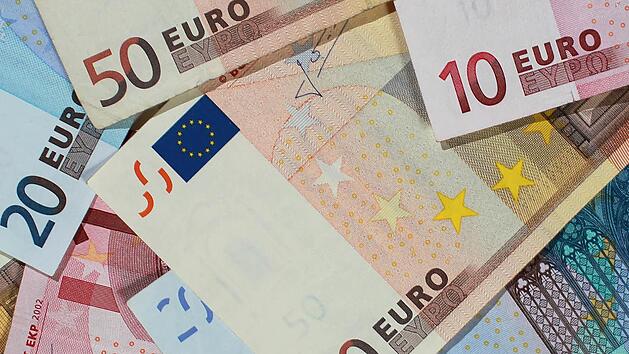 In Coburg sind mehrere gef&auml;lscht 50-Euro-Scheine im Umlauf. Wer denkt solche Scheine zu besitzen, soll sich unmittelbar bei der Polizei melden.  Symbolfoto: Jens Wolf/dpa