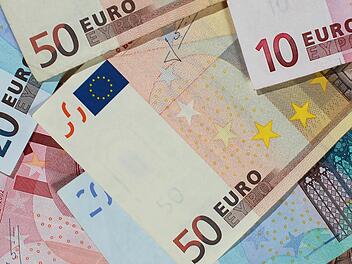 In Coburg sind mehrere gefälscht 50-Euro-Scheine im Umlauf. Wer denkt solche Scheine zu besitzen, soll sich unmittelbar bei der Polizei melden.  Symbolfoto: Jens Wolf/dpa
