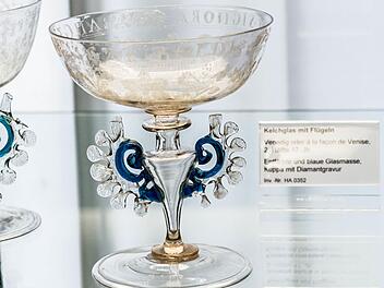 Kelchglas mit Flügeln, Venedig oder a la facon de Venise (2. Hälfte 17. Jahrhundert, entfärbte und blaue Glasmasse).Foto: Jochen Berger