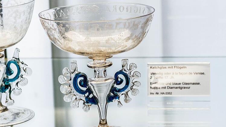 Kelchglas mit Flügeln, Venedig oder a la facon de Venise (2. Hälfte 17. Jahrhundert, entfärbte und blaue Glasmasse).Foto: Jochen Berger