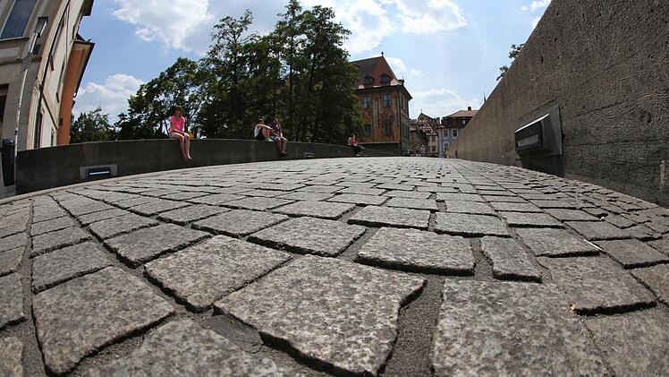 Eine Frau hat in Bamberg auf der Unteren Brücke mit ihren Sachen um sich geworfen und ihre Handtasche in den Kanal geworfen. Es stellte sich heraus, dass die Frau vermisst worden war.  Symbolbild: Matthias Hoch