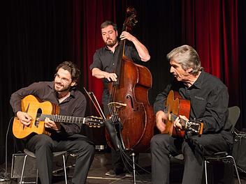 Ein herausragendes Gypsy-Swing-Konzert erlebte das Publikum beim Kulturamt Haßfurt live in der Rathaushalle in Haßfurt mit dem "Joscho Stephan Trio" mit dem (von links) brillanten Gypsy-Swing-Gitarristen Joscho Stephan und seine hervorragenden Begleitern Volker Kamp (Bass) und Günter Stephan (Rhythmusgitarre). Foto: Ulrike Langer