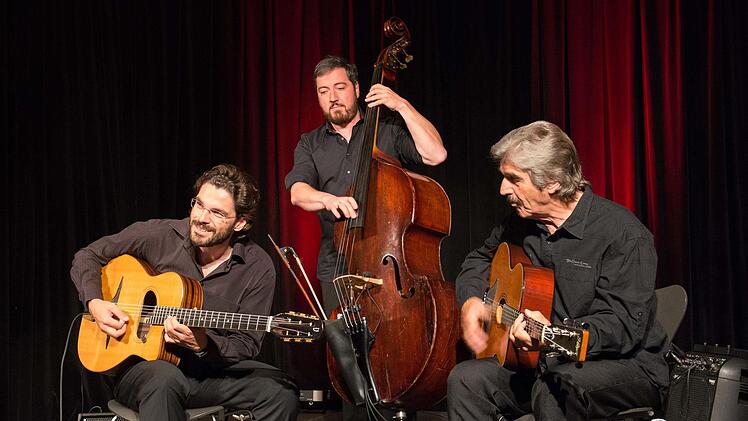 Ein herausragendes Gypsy-Swing-Konzert erlebte das Publikum beim Kulturamt Haßfurt live in der Rathaushalle in Haßfurt mit dem "Joscho Stephan Trio" mit dem (von links) brillanten Gypsy-Swing-Gitarristen Joscho Stephan und seine hervorragenden Begleitern Volker Kamp (Bass) und Günter Stephan (Rhythmusgitarre). Foto: Ulrike Langer