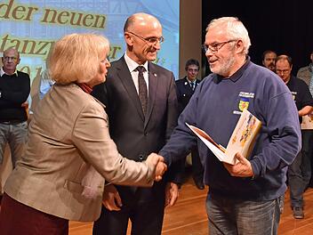 Zu den neuen Inhabern der Bayerischen Ehrenamtskarte in Gold zählt auch Burkhard Schmitt von der Feuerwehr Unterpreppach, der von Landrat Wilhelm Schneider und Juliane Freund vom Bayerischen Staatsministerium für Arbeit und Sozialordnung, Familie und Frauen die  Urkunde erhielt.  Ulrike Langer