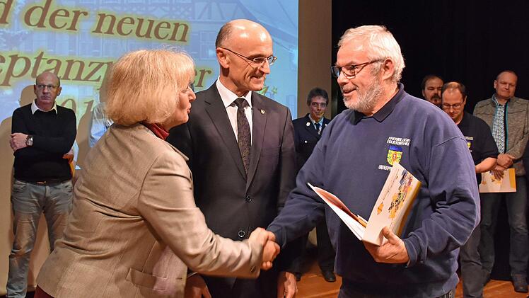 Zu den neuen Inhabern der Bayerischen Ehrenamtskarte in Gold zählt auch Burkhard Schmitt von der Feuerwehr Unterpreppach, der von Landrat Wilhelm Schneider und Juliane Freund vom Bayerischen Staatsministerium für Arbeit und Sozialordnung, Familie und Frauen die  Urkunde erhielt.  Ulrike Langer