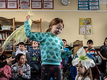 Proben-Endspurt: Schülerinnen und Schüler der Grundschule Coburg-Neuses üben für ihr Moldau-Projekt.Foto: Jochen bErger