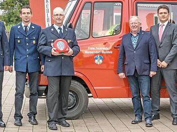 Bei der &Uuml;bergabe: von links Klaus Klingenschmidt (Zweiter Vorsitzender), Andreas Kleinlein (Kommandant), Christian R&ouml;mer (Vorsitzender), B&uuml;rgermeister Friedrich Gleitsmann, Vorstand Stefan Gebhardt und Hannes Kleinlein (Zweiter Kommandant) Foto: privat