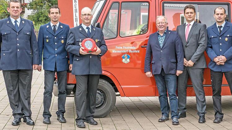Bei der &Uuml;bergabe: von links Klaus Klingenschmidt (Zweiter Vorsitzender), Andreas Kleinlein (Kommandant), Christian R&ouml;mer (Vorsitzender), B&uuml;rgermeister Friedrich Gleitsmann, Vorstand Stefan Gebhardt und Hannes Kleinlein (Zweiter Kommandant) Foto: privat
